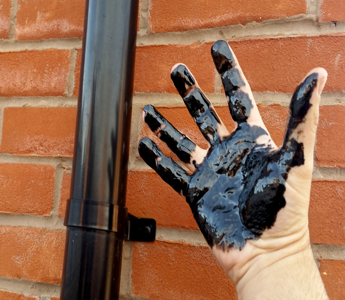 Sort maling på hænder til lettere sporing