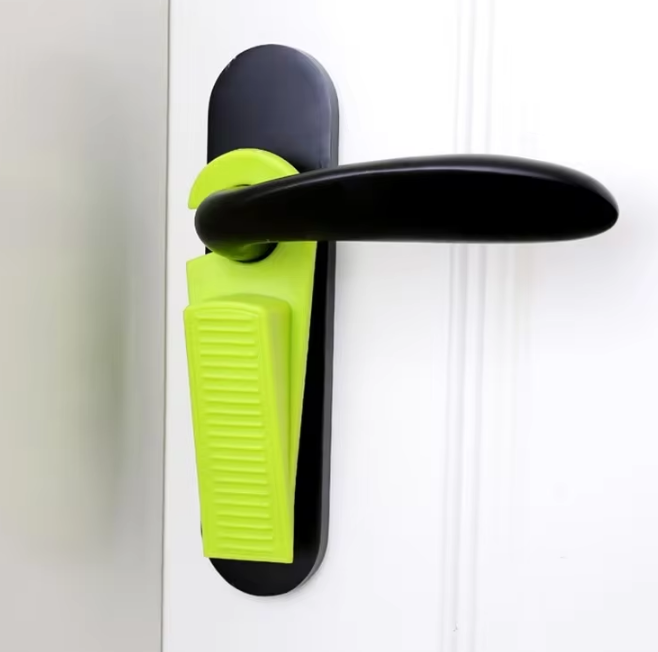 Dørstopper hængende på dør